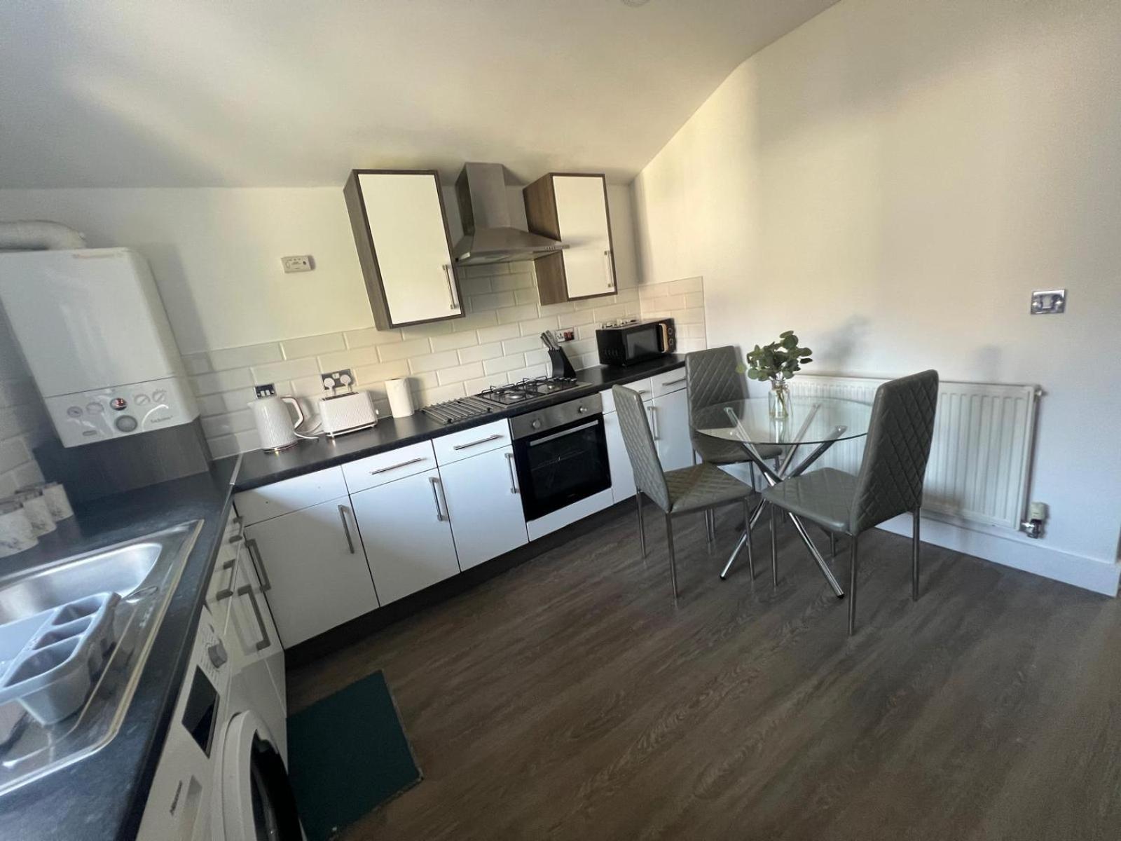 Centre Location! For Business And Leisure! 5/6 Guests Apartment