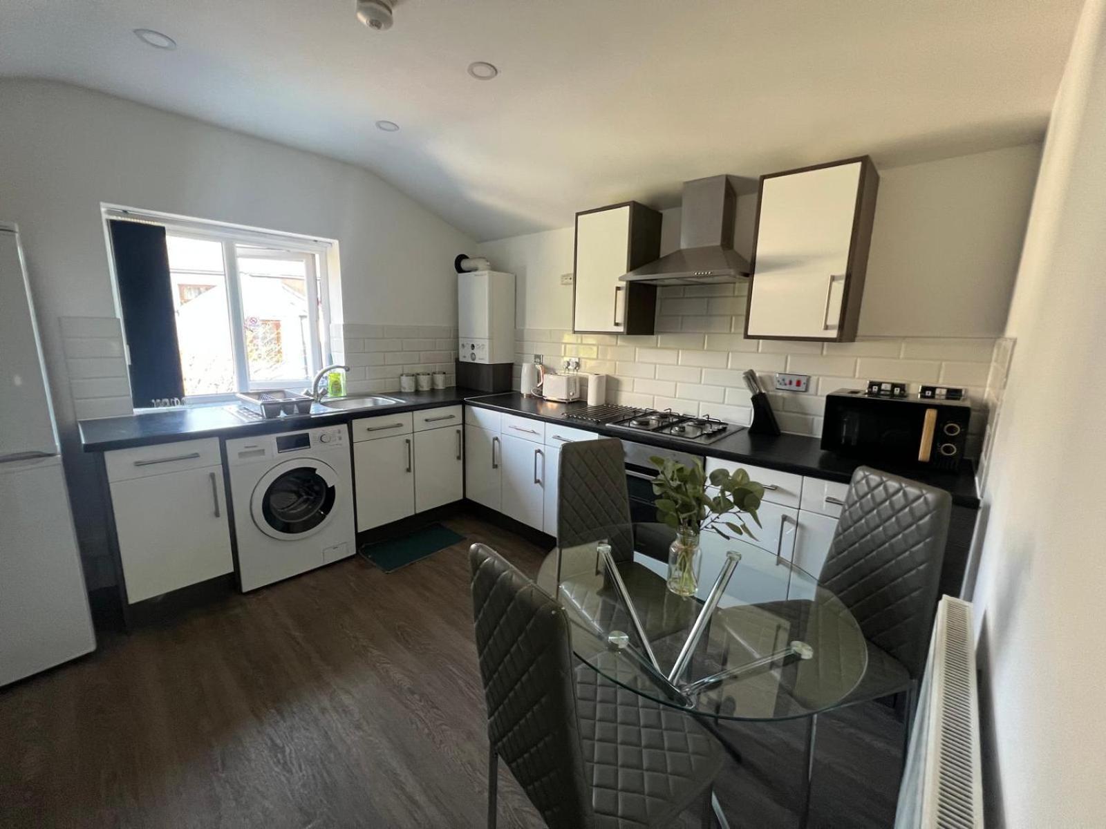 Centre Location! For Business And Leisure! 5/6 Guests Apartment *
