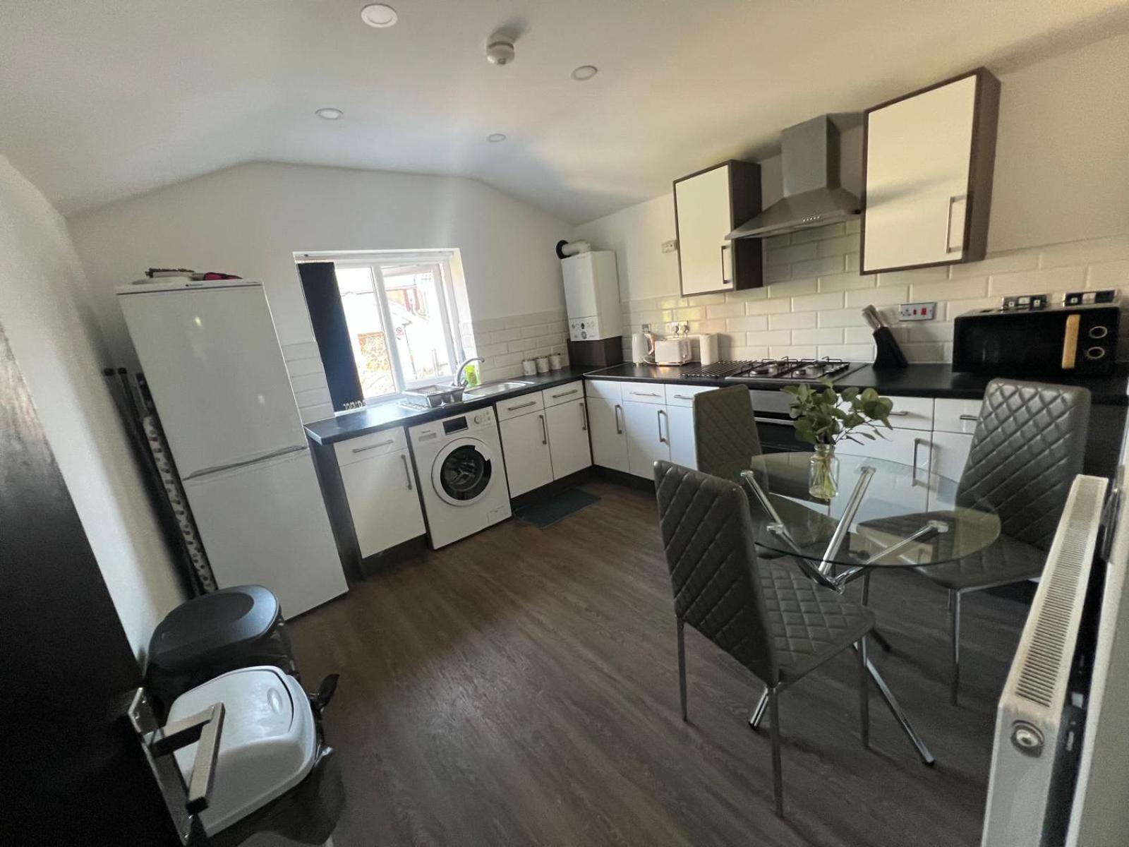 Centre Location! For Business And Leisure! 5/6 Guests Apartment Cardiff
